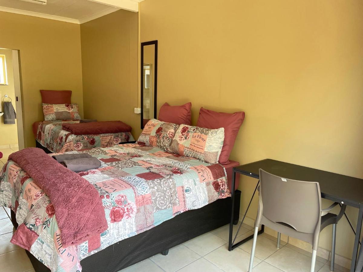 4 On Sirius Hotell Polokwane Exteriör bild
