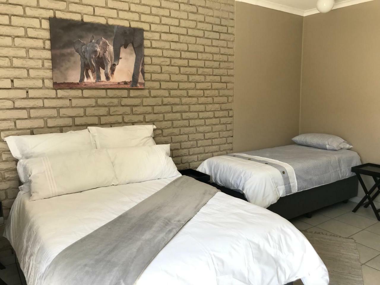 4 On Sirius Hotell Polokwane Exteriör bild