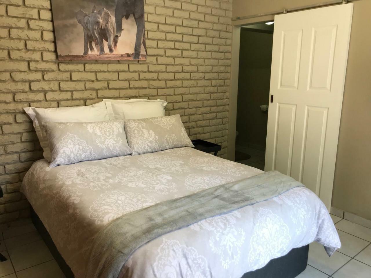 4 On Sirius Hotell Polokwane Exteriör bild